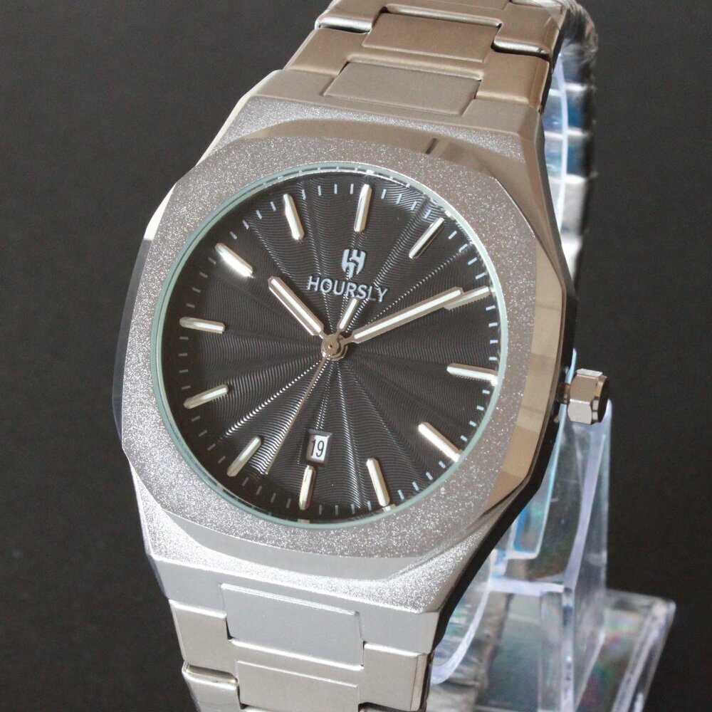 Men's Sports Watch Integrated Bracelet Black Dial 42mm - Picture 7 of 16
